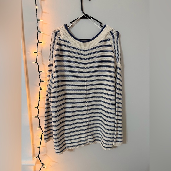 American Eagle Outfitters Navy and Cream V-Neck Sweater - Picture 6 of 6